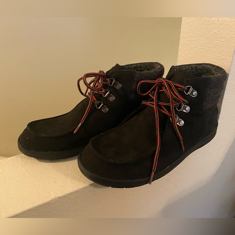 Makalu  Black Suede Ankle Boots. Size 9. NWOT.
